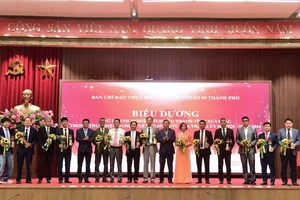 Lãnh đạo Thành ủy Hà Nội chúc mừng những doanh nghiệp tiêu biểu thực hiện tốt Nghị quyết số 09 của Thành ủy Hà Nội.