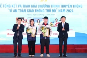 Ban tổ chức trao giải Nhất phần thi trắc nghiệm cho hai thí sinh.