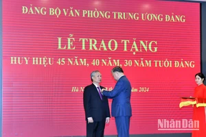 [Ảnh] Trao Huy hiệu 45 năm tuổi đảng tặng đồng chí Trần Quốc Vượng