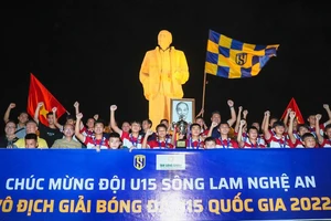 Đội U15 Sông Lam giành chức Vô địch lần thứ 4 tại Giải U15 Quốc gia báo công tại Quảng trường Hồ Chí Minh. Ảnh: Đức Anh
