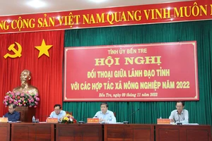 Lãnh đạo tỉnh Bến Tre tham dự buổi đối thoại với đại diện các hợp tác xã trên địa bàn.