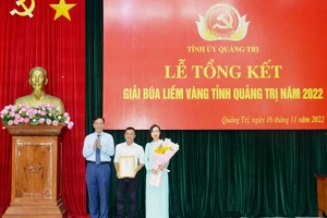 Phó Bí thư Thường trực Tỉnh ủy, Chủ tịch HĐND tỉnh Quảng Trị Nguyễn Đăng Quang trao một giải Nhất cho nhóm tác giả.