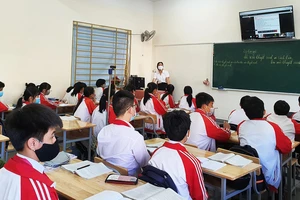 Giờ học kết hợp hình thức trực tiếp và trực tuyến tại Trường Trung học cơ sở-Trung học phổ thông Liên Việt Kon Tum.
