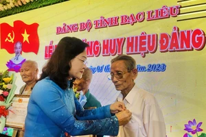 Đại diện lãnh đạo Tỉnh ủy Bạc Liêu trao Huy hiệu Đảng tặng các đảng viên.