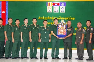Bộ đội Biên Phòng An Giang chúc lực lượng vũ trang Vương quốc Campuchia đón Tết cổ truyền đầm ấm. (Ảnh: Bộ đội Biên phòng An Giang)