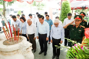 Trưởng Ban Tuyên giáo Trung ương Nguyễn Trọng Nghĩa và Đoàn công tác dâng hương tại Bia tưởng niệm Liệt sĩ suối Mạch Máng.