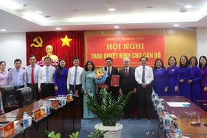 Lãnh đạo tỉnh Bình Dương và các đại biểu dự hội nghị chụp hình lưu niệm với đồng chí Nguyễn Văn Lộc.