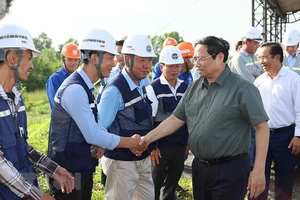 Thủ tướng Phạm Minh Chính thăm hỏi, động viên các kỹ sư, công nhân thi công đường Vành đai 3 Thành phố Hồ Chí Minh đoạn qua tỉnh Long An. 
