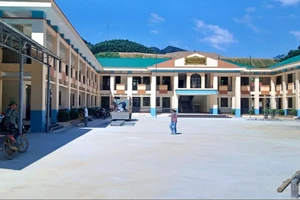 Trường Mầm non và Tiểu học Xuyên Sơn do ông Nguyễn Huy Quý tài trợ xây dựng, mua sắm đầy đủ cơ sở vật chất.