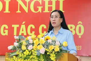 Đồng chí Bùi Thị Quỳnh Vân, Ủy viên Trung ương Đảng, Bí thư Tỉnh ủy, Chủ tịch Hội đồng nhân dân tỉnh Quảng Ngãi phát biểu tại hội nghị. 