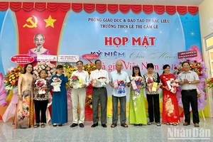 Trưởng Phòng Giáo dục-Đào tạo thành phố Bạc Liêu Trần Bằng Phi tặng hoa và quà các giáo viên đã nghỉ hưu của Trường trung học cơ sở Lê Thị Cẩm Lệ (thành phố Bạc Liêu). (Ảnh Trọng Duy)