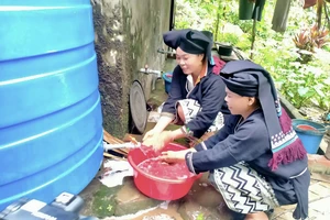 Người dânxã Cao Sơn, huyện Đà Bắc sử dụng téc nước được cấp cho sinh hoạt.