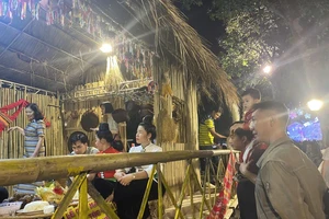 Mô hình không gian sinh hoạt của đồng bào các dân tộc tỉnh Điện Biên thu hút khách tham quan.