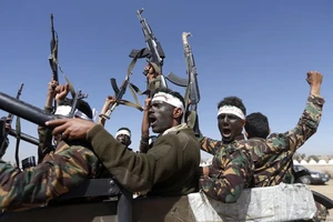Các tay súng Houthi ở thủ đô Sanaa, Yemen. (Ảnh: AFP/TTXVN)