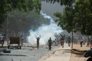Người biểu tình quá khích ném đá về phía cảnh sát tại Dakar, Senegal, ngày 1/6/2023. Ảnh: AFP/TTXVN