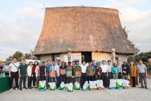 Vietcombank mang quà Tết đến với đồng bào dân tộc thiểu số tại tỉnh Kon Tum.
