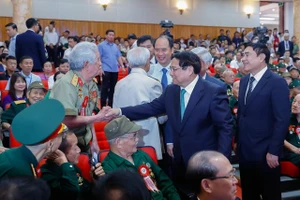 Thủ tướng Phạm Minh Chính với cựu chiến binh Điện Biên Phủ.