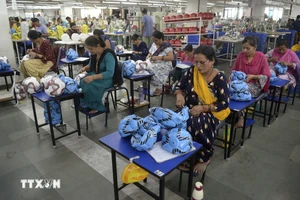 Công nhân làm việc tại một nhà máy ở Jalandhar, bang Punjab, Ấn Độ. (Ảnh: AFP/TTXVN)