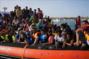 Người di cư tới đảo Lampedusa, Italy ngày 18/9/2023. Ảnh: AFP/TTXVN