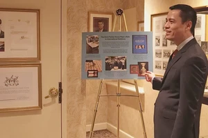 Đại sứ Đặng Hoàng Giang xem một số tư liệu về Chủ tịch Hồ Chí Minh và Việt Nam trưng bày tại sảnh khách sạn.