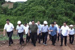 Thủ tướng Phạm Minh Chính đi thị sát, kiểm tra vị trí cột 22 tại Hoàng Mai, tỉnh Nghệ An.
