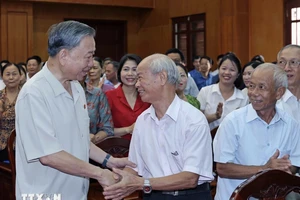 Chủ tịch nước Tô Lâm với các cử tri tỉnh Hưng Yên. 