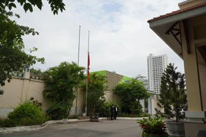 Đại sứ quán Việt Nam tại Campuchia treo cờ rủ và tổ chức Lễ viếng đổng chí Tổng Bí Thư Nguyễn Phú Trọng.