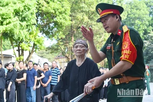 Người dân xúc động sau khi viếng Tổng Bí thư Nguyễn Phú Trọng tại Nhà tang lễ Quốc gia.
