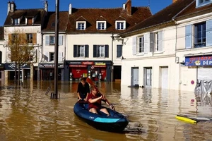 Lụt ở Eure-et-Loir. Ảnh: Reuters