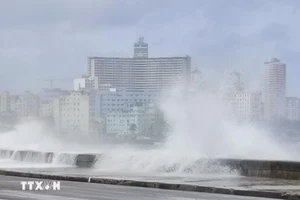 Sóng lớn tràn qua đê biển Malecon bảo vệ thủ đô La Habana. (Ảnh: Mai Phương/ TTXVN)