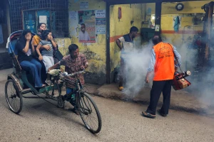 Một công nhân đang phun thuốc khử trùng để diệt muỗi tại Dhaka, Bangladesh. Ảnh: Reuters