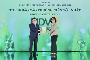 Ông Đoàn Việt Nam, Phó Tổng Giám đốc BIDV đại diện nhận giải thưởng “Top 10 báo cáo thường niên tốt nhất – Nhóm ngành tài chính”.