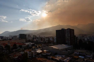 Một đám khói và tro bụi được nhìn thấy bao phủ Quito, khi thành phố có năm đám cháy đang hoạt động ở khu vực xung quanh. Ảnh: Reuters