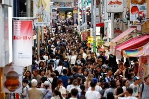 Du khách đi bộ dọc theo phố Takeshita tại khu mua sắm Harajuku ở Tokyo. Ảnh: Reuters.