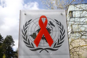 Một logo được chụp bên ngoài tòa nhà của cơ quan phòng chống AIDS của Liên hợp quốc (UNAIDS) tại Geneva, Thụy Sĩ. Ảnh: Reuters