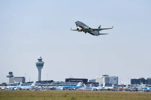 Một chiếc máy bay cất cánh từ Sân bay Schiphol ở Amsterdam, Hà Lan. Ảnh: Reuters