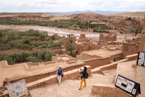 Khách du lịch tham quan Ksar Ait Ben Haddou, một di sản thế giới được UNESCO công nhận. Ảnh: Reuters