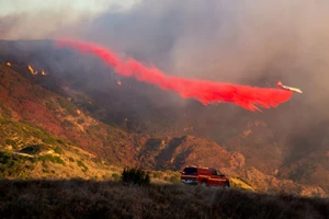 Máy bay cứu hỏa thả chất chống cháy khi Đám cháy Franklin bùng phát ở Malibu, California, Mỹ. Ảnh: Reuters