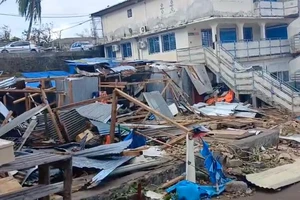 Quang cảnh đổ nát sau cơn bão Chido, ở Mamoudzou, Mayotte, Pháp. (Ảnh: Reuters)