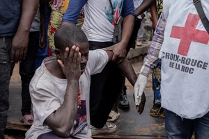 Một người có người thân gặp nạn trong một vụ chìm tàu ở Goma, North Kivu, Congo. Ảnh: Reuters