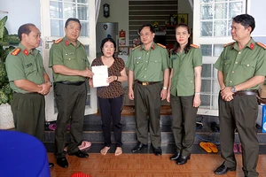 Đoàn công tác thăm hỏi, trao quà cho gia đình liệt sĩ Nguyễn Đăng Nhân, cán bộ Công an xã Ea Ktur. (Ảnh: Công an Bình Thuận)