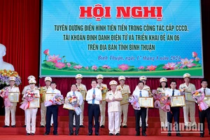Các tập thể, cá nhân có thành tích xuất sắc trong công tác cấp căn cước công dân, tài khoản định danh điện tử và thực hiện Đề án 06 được Chủ tịch Ủy ban nhân dân tỉnh Bình Thuận tặng Bằng khen.