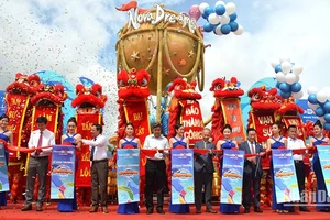 Các đại biểu cắt băng khánh thành Công viên nước Wonderland Water Park, thành phố Phan Thiết, Bình Thuận