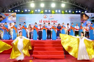 Đại diện lãnh đạo Ủy ban nhân dân tỉnh Bình Thuận cùng các sở, ngành trong tỉnh cắt băng khai mạc Hội chợ Triển lãm Công thương - Sản phẩm OCOP tỉnh Bình Thuận năm 2023. (Ảnh: Đình Châu)