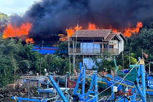Cháy tại cơ sở sửa chữa tàu thuyền ven sông thuộc địa bàn phường Phú Hài, thành phố Phan Thiết, tỉnh Bình Thuận.