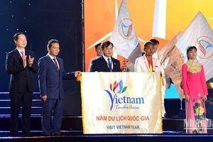 Chủ tịch Ủy ban nhân dân tỉnh Bình Thuận và Bộ Văn hóa, Thể thao và Du lịch chuyển giao cờ tổ chức đăng cai Năm Du lịch quốc gia 2024 cho tỉnh Điện Biên.