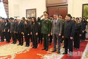 Đại sứ Phạm Sao Mai và cán bộ, nhân viên Đại sứ quán Việt Nam tại Trung Quốc viếng Tổng Bí thư Nguyễn Phú Trọng.