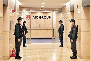 Cơ quan chức năng khám xét trụ sở Công ty AIC. Nguồn: Vietnam+