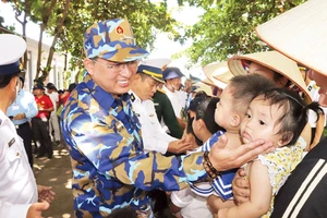 Đồng chí Nguyễn Hải Ninh (bên trái) thăm huyện đảo Trường Sa tháng 4/2022. Nguồn: Báo Khánh Hòa