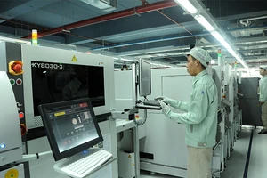 Công nhân Công ty cổ phần Công nghệ công nghiệp Bưu chính viễn thông Việt Nam (VNPT Technology) tại Khu Công nghệ cao Hòa Lạc sản xuất và lắp ráp linh kiện điện tử. Ảnh: Trần Hải